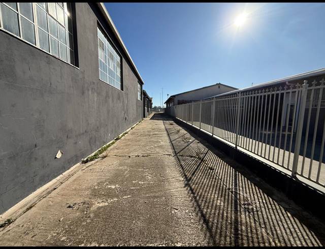1,400M² WAREHOUSE TO LET IN PAARDEN EILAND